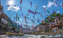 川の上空を泳ぎ舞う3500匹もの鯉！杖立温泉鯉のぼり祭り　熊本県小国町