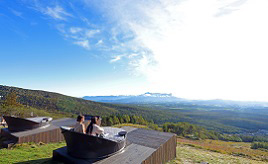 パノラマリフトで標高1900mへ！山頂エリアに位置する絶景テラス　山梨県北杜市
