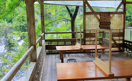 宮川の流れを望む桟敷席！「清流茶屋」でアユ料理を楽しもう　三重県大台町