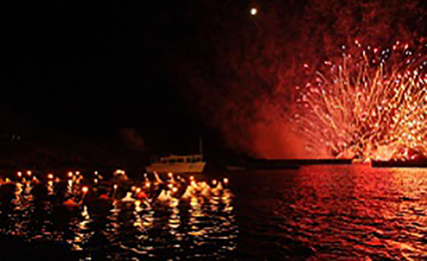 海女さんの夜泳や打ち上げ花火は圧巻！夏の夜祭「南房総白浜海女まつり」　千葉県南房総市