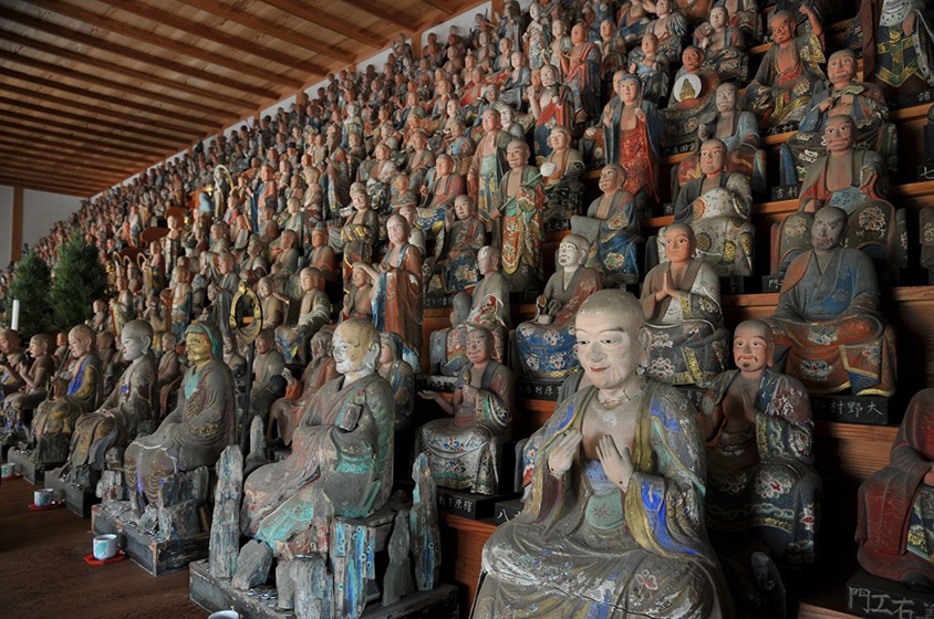 羅漢と猿の石彫刻