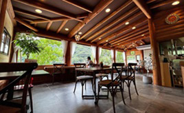 エメラルドグリーンの湖が目の前！池田湖水際公園にある絶景レストランへ行こう　徳島県三好市