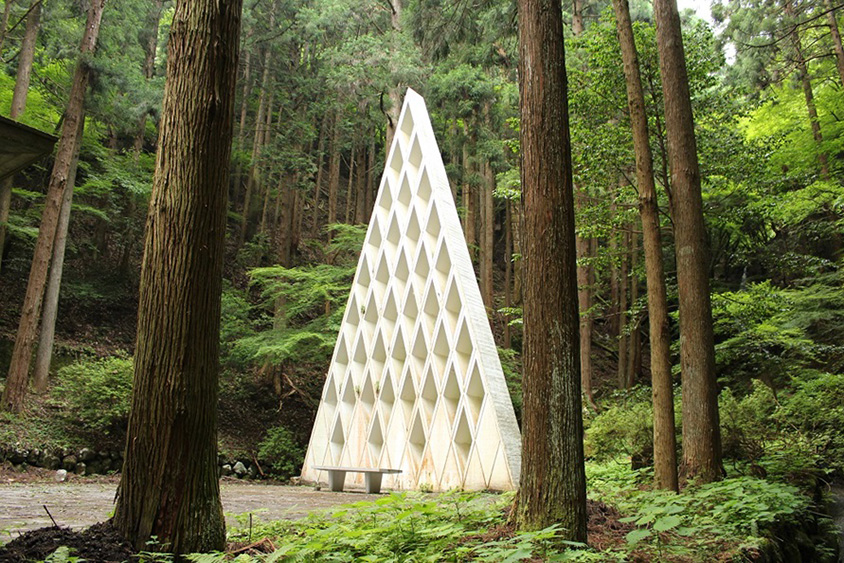 林の中の白亜のオブジェ！スギの精霊を祀る珍しい「杉神社」 鳥取県智頭町 | クルマ情報サイトｰGAZOO.com