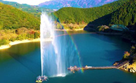 風に踊る水しぶきが虹色に輝く！市房ダム湖の大噴水へドライブ　熊本県水上村