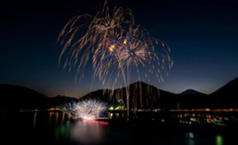 湖面に映える大輪の花！花火や滝、温泉をめぐる夏のドライブ　神奈川県山北町