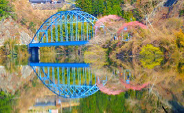 湖面にくっきり映る二重橋！碧の湖や高原、秘湯をめぐるドライブ　愛知県豊根村