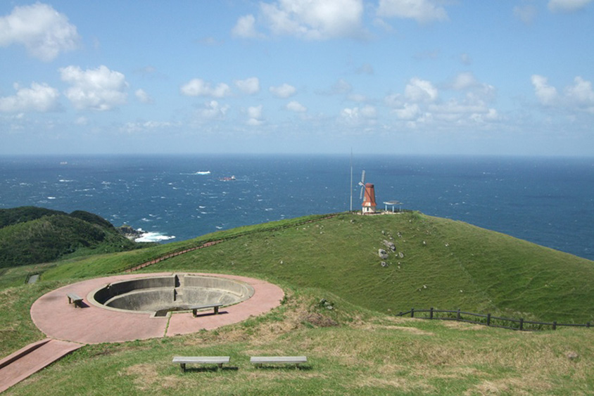 海をバックにコスモスが咲き乱れる風車の丘へ！玄界灘に浮かぶ絶景離島