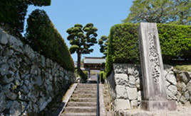 季節の花々が彩る境内！娘とオオカミの説話に登場する観音様「慈眼寺」　大阪府能勢町