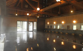 ノスタルジーを誘う駅舎！体の芯から温まる温泉が湧くラーメンの街へ　福島県喜多方市