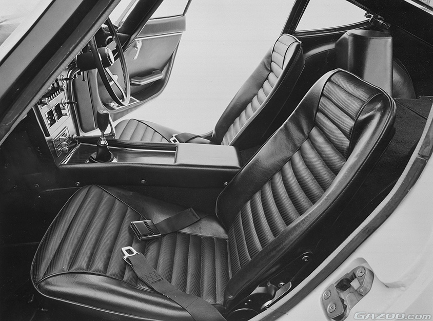 着座位置がすさまじく低いトヨタ2000GT