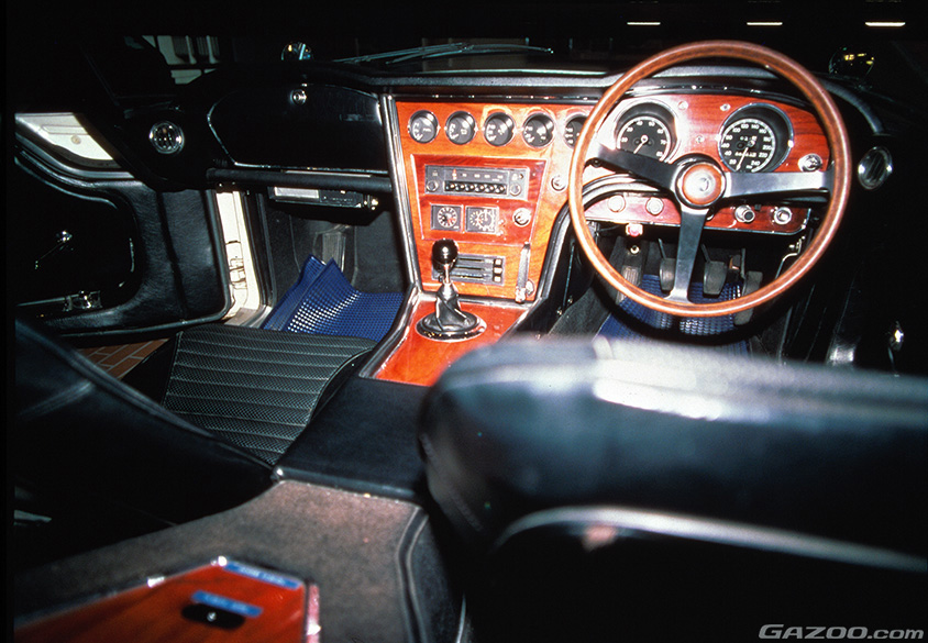 美しいウッド製インストゥルメントパネルと細くて大きなステアリングホイールのトヨタ2000GT