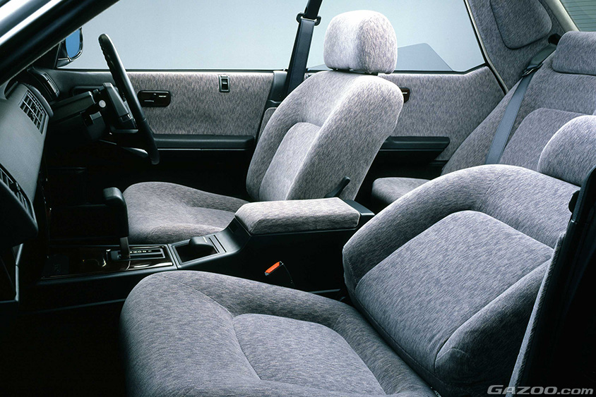 日産 初代シーマ 前席