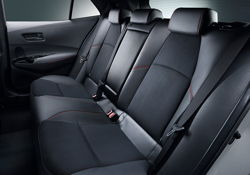 GRカローラ RZ リア席