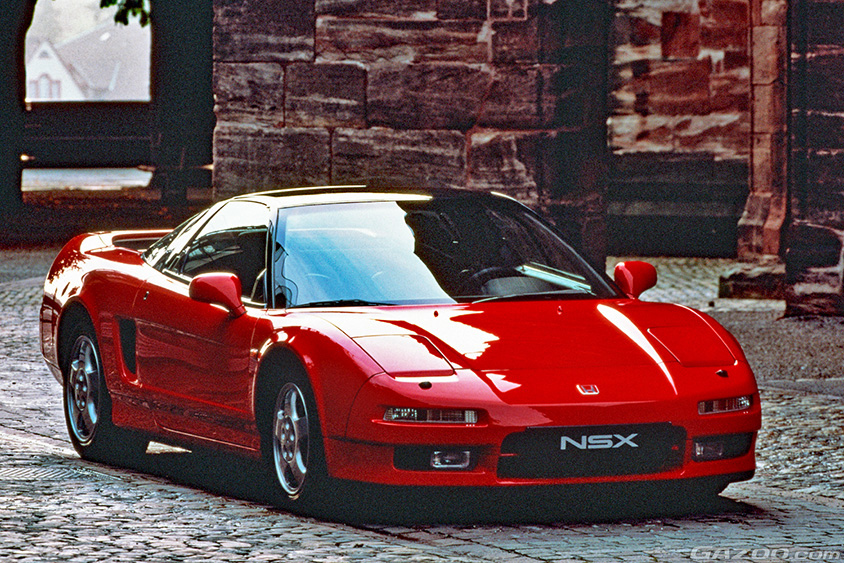 1889年に発表され1990年発売になった初代NSX