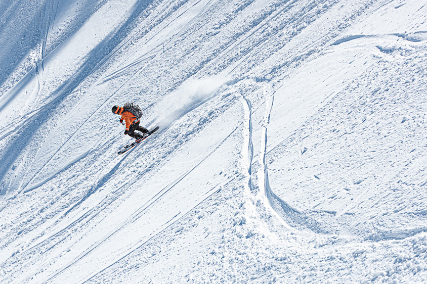 自然の雪の斜面を楽しむバックカントリースキー。スキー場とは違うギア