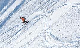 自然の雪の斜面を楽しむバックカントリースキー。スキー場とは違うギア選びのコツを専門店に聞いてみた