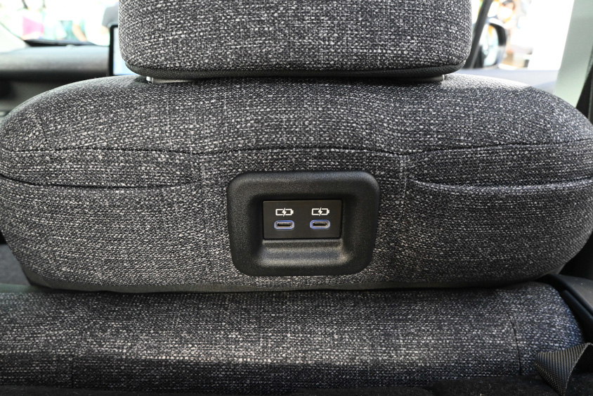 運転席シートバックのUSB電源、TypeC×2個