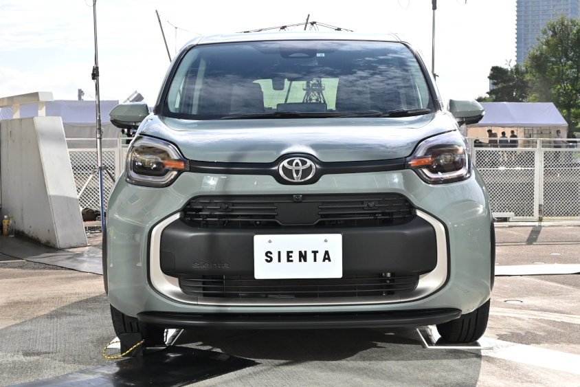 新型シエンタ ハイブリッド Z（アーバンカーキ）のフロント