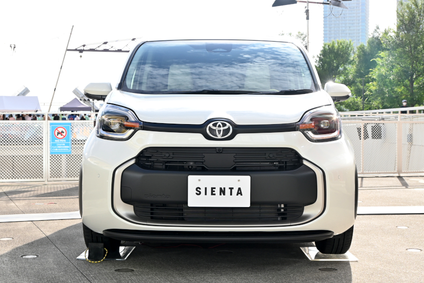 新型シエンタ Z（ホワイトパールクリスタルシャイン）のフロント