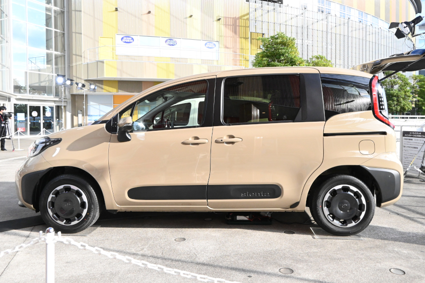 新型シエンタ ハイブリッド Z（ベージュ）の左サイド