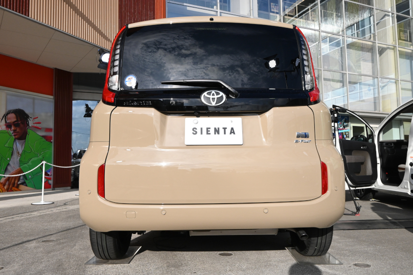 新型シエンタ ハイブリッド Z（ベージュ）のリア