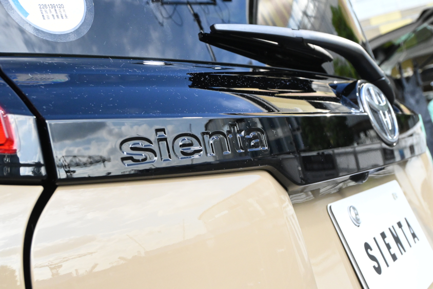 新型シエンタのリアゲートにはデボス加工された「sienta」のロゴ