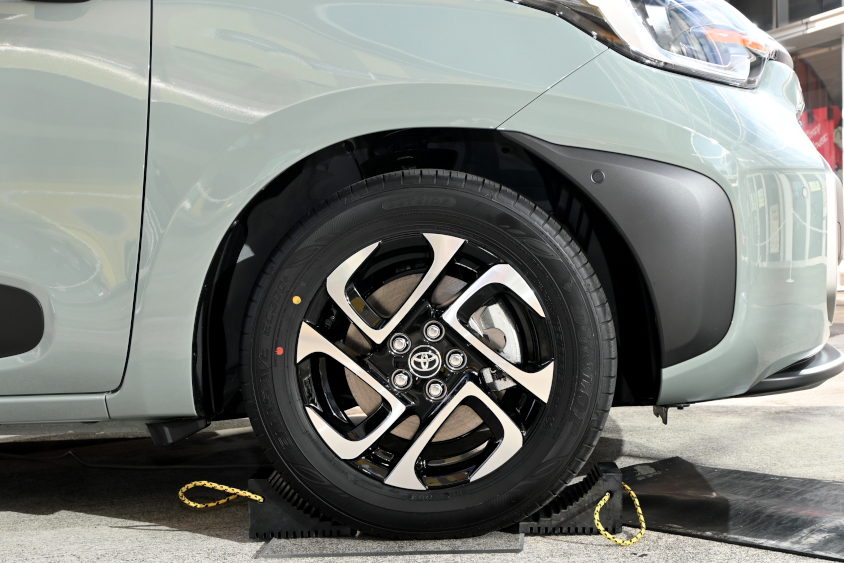 新型シエンタのフロントのオプションアルミホイール