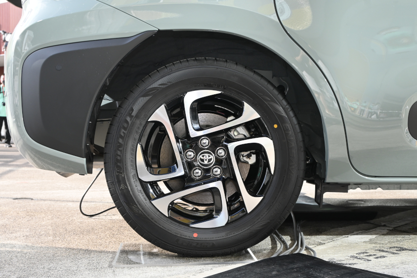 新型シエンタのリアのオプションアルミホイール