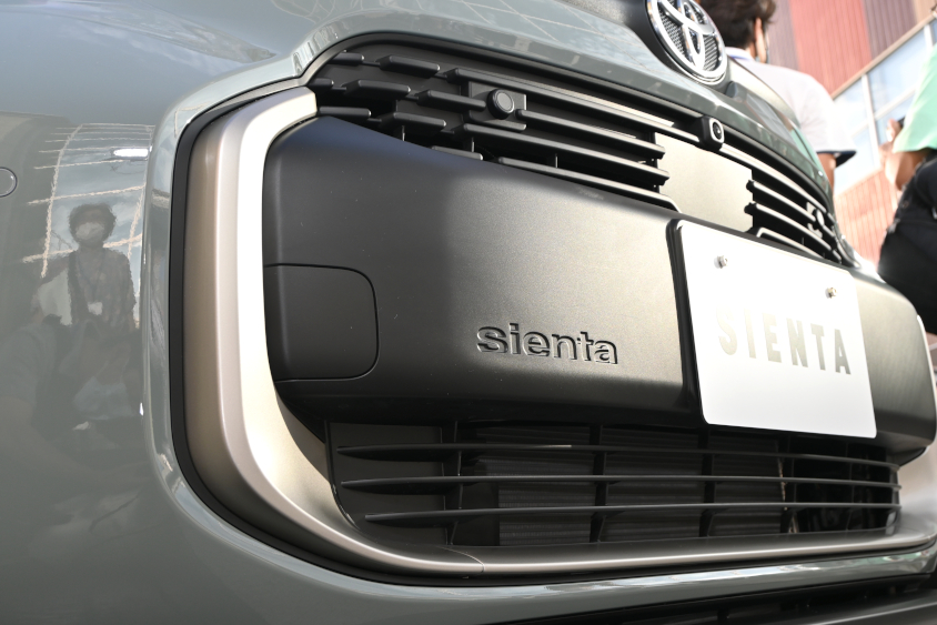 新型シエンタのフロントバンパーにはデボス加工された「sienta」のロゴ