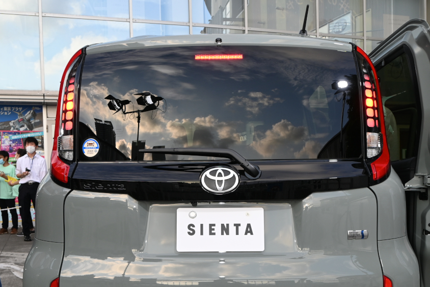 新型シエンタのブレーキランプが点灯している様子