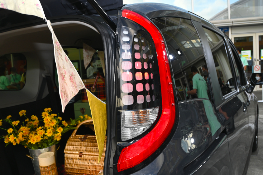 新型シエンタのブレーキランプが点灯している様子