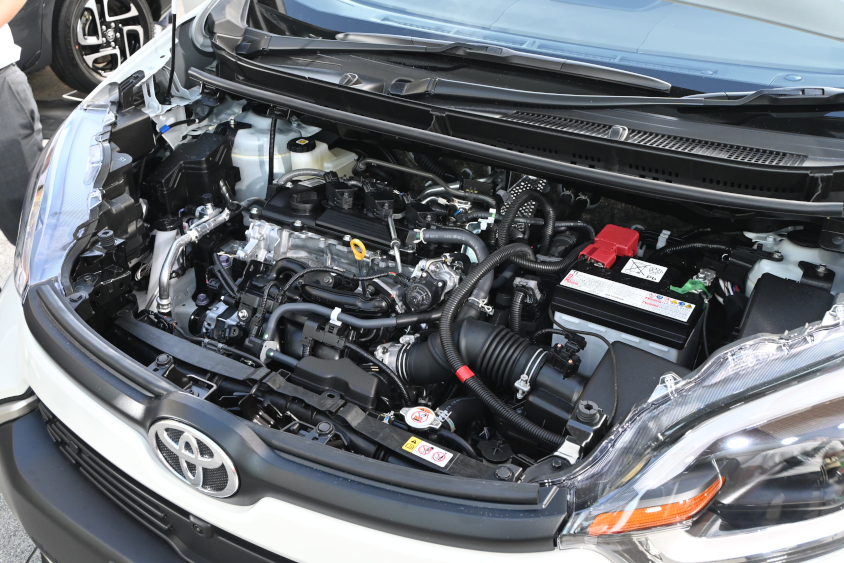 新型シエンタ Z（ガソリン車）のエンジンルーム