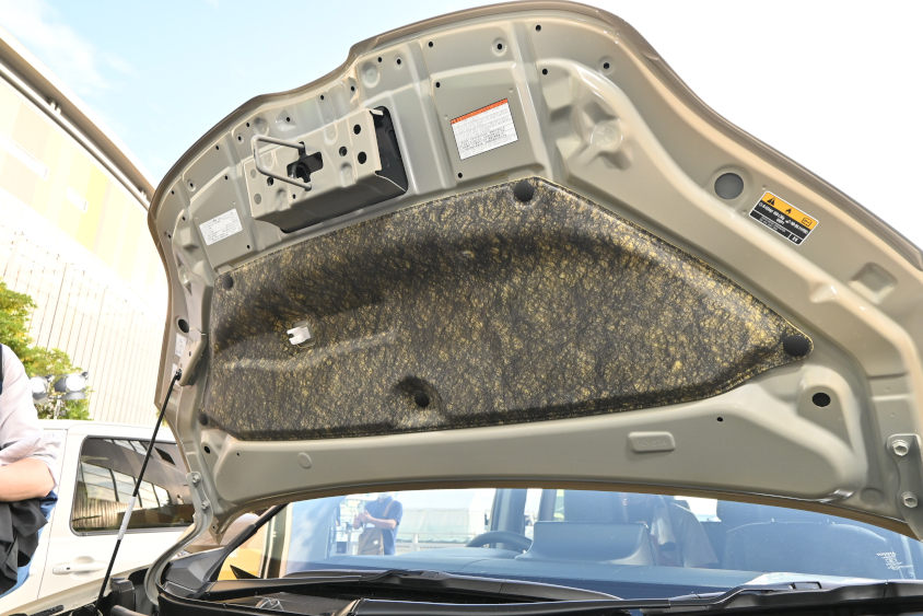 新型シエンタのボンネットの内側