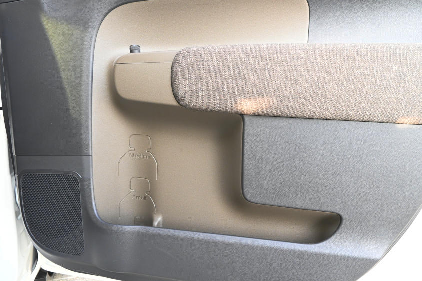 新型シエンタ Zの運転席側ドアトリム（内装色：カーキ）