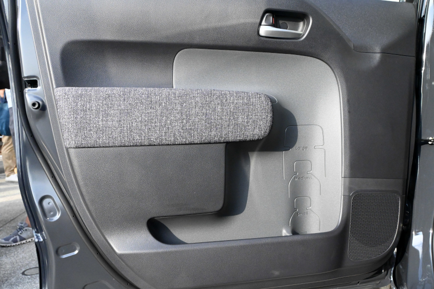 新型シエンタ ハイブリッド Zの助手席側ドアトリム（内装色：ブラック）