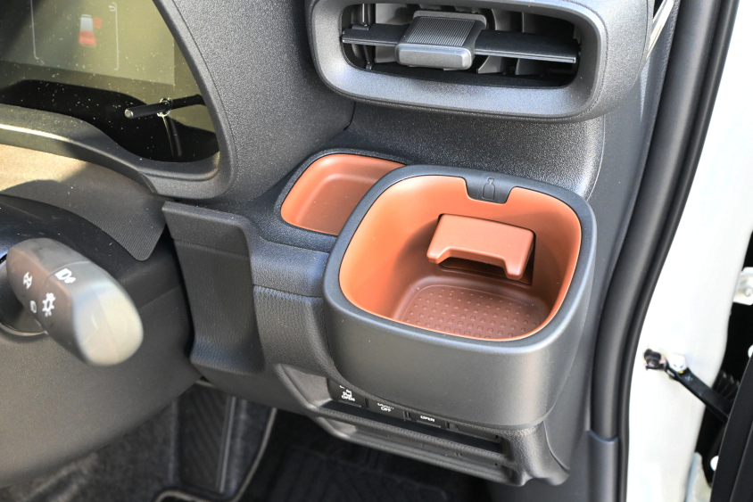 新型シエンタのステアリング右側のカップホルダー＆小物入れ（内装色：カーキ）