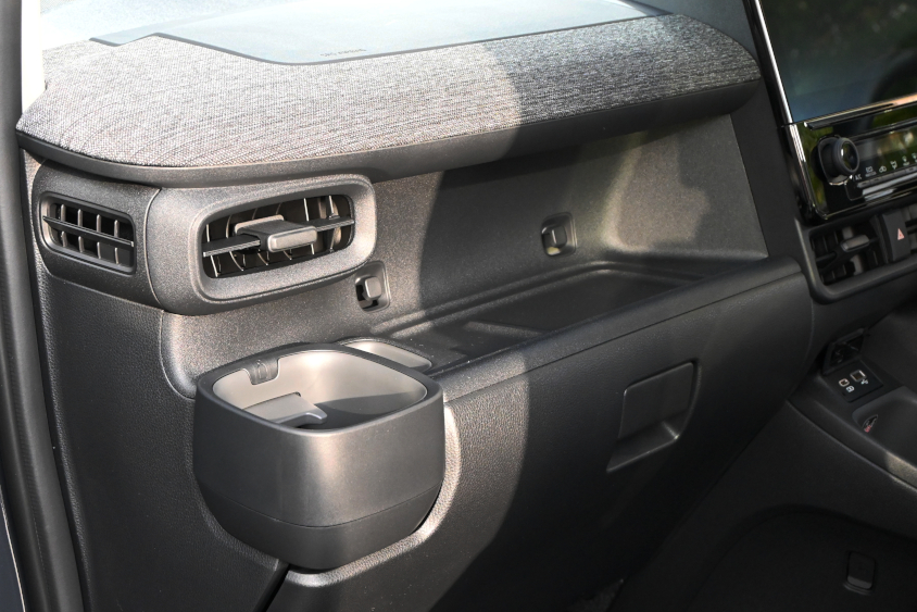 新型シエンタの助手席側のダッシュボード（内装色：ブラック）