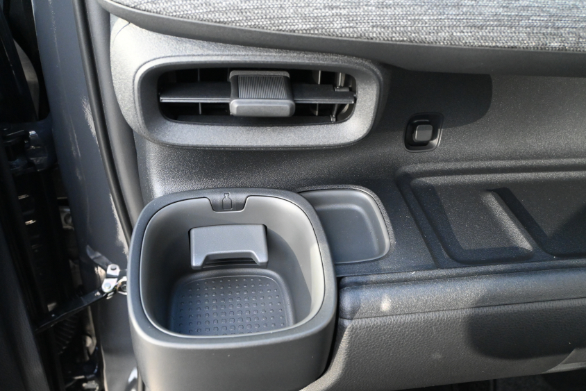 新型シエンタの助手席側のカップホルダー＆小物入れ（内装色：ブラック）