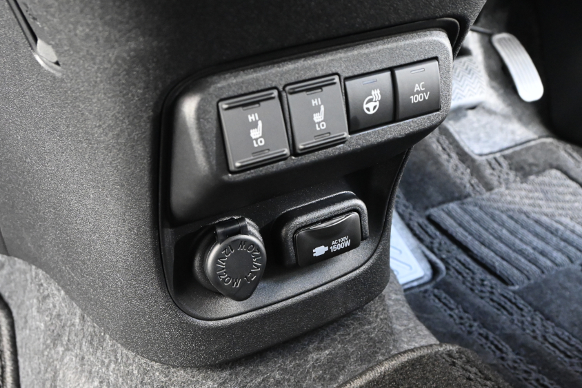 新型シエンタのインパネ下部に設置されているアクセサリーコンセント
