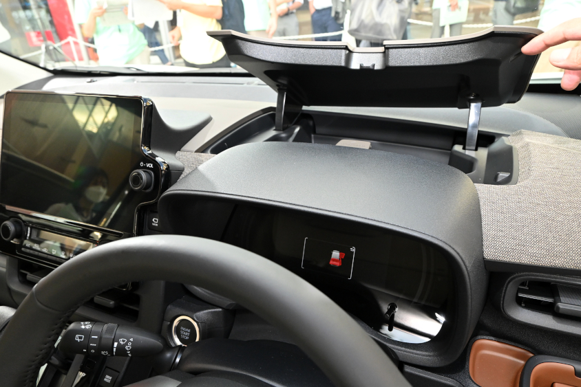 新型シエンタのダッシュボードに設置された運転席アッパーボックス