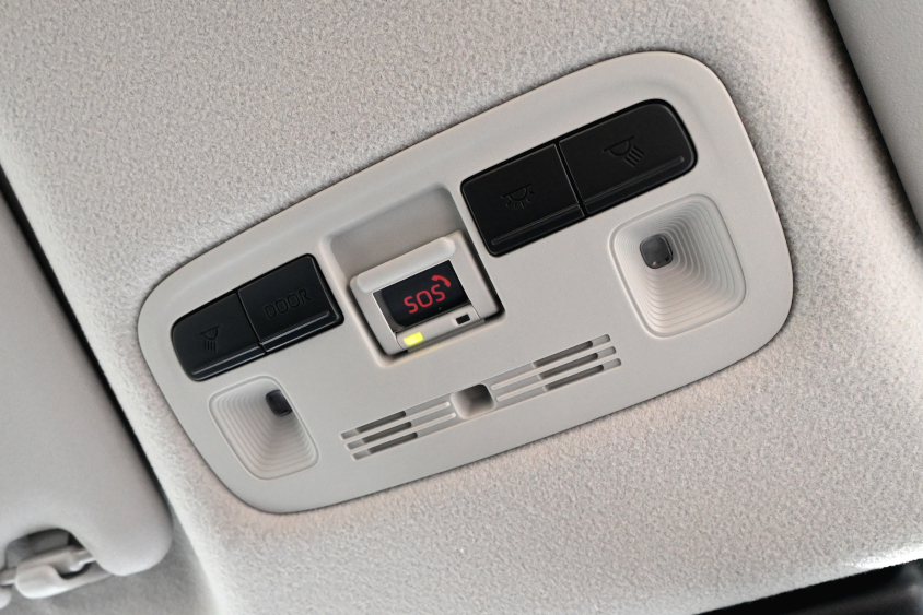 新型シエンタのルーフ前部に設置されているヘルプネットのSOSボタン