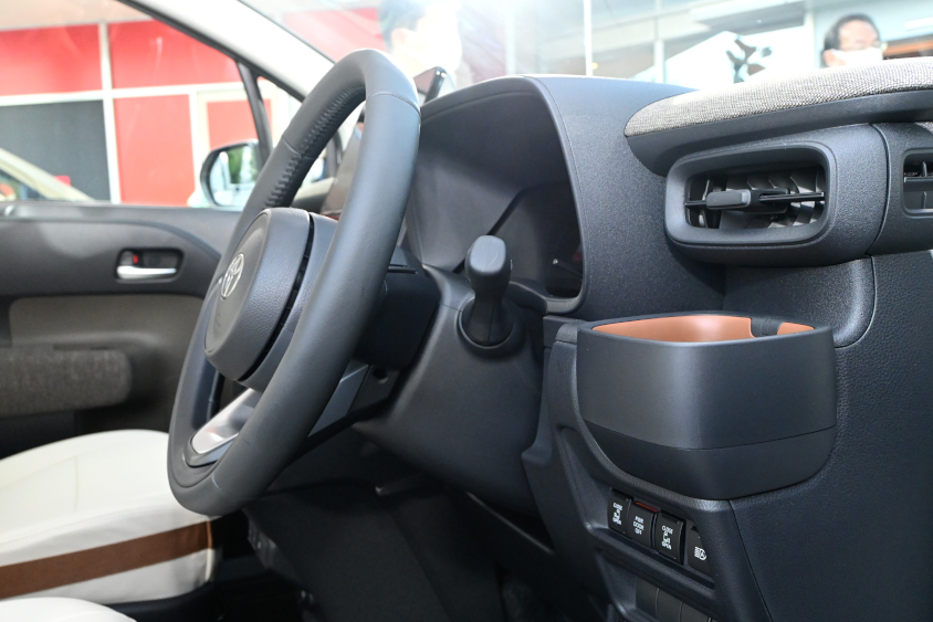 新型シエンタのステアリングのテレスコピック（前後調整）＜奥側＞