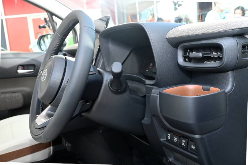 新型シエンタのステアリングのテレスコピック（前後調整）＜手前側＞