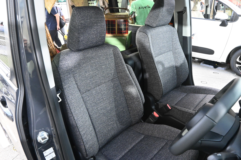新型シエンタの前列シート（内装色：ブラック）