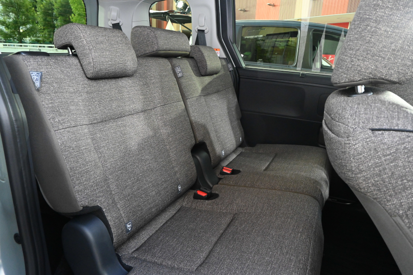 新型シエンタの後列シート（内装色：カーキ）