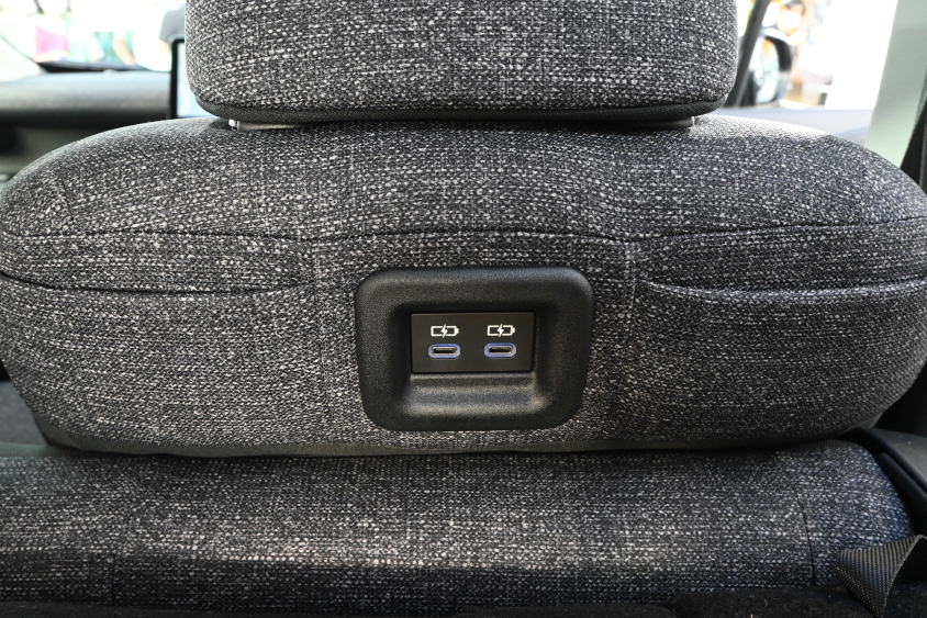 新型シエンタの運転席シートバックに設置されたUSB端子（タイプC）