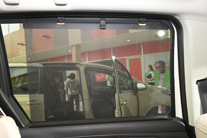 新型シエンタの2列目シート用サンシェード