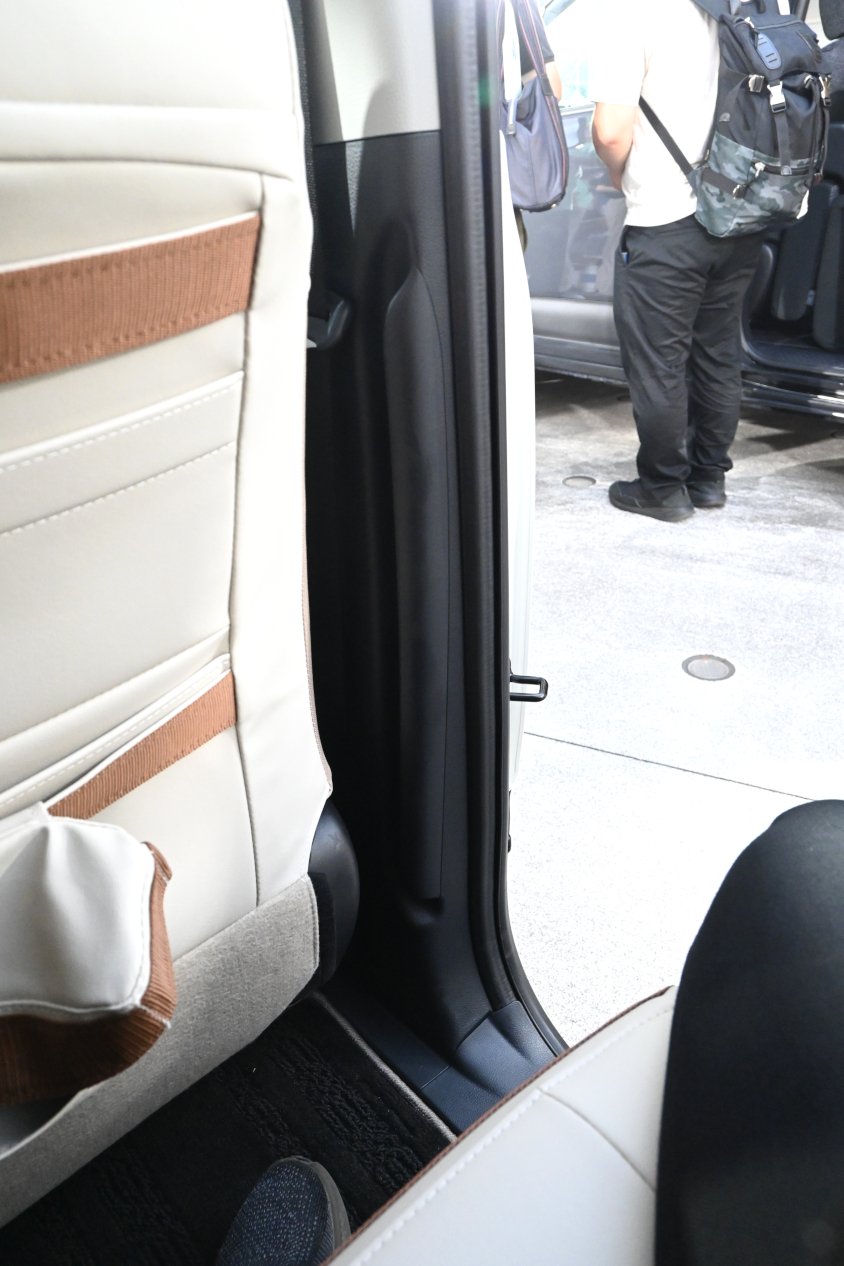 新型シエンタに採用された後席の乗降り用のアシストグリップ