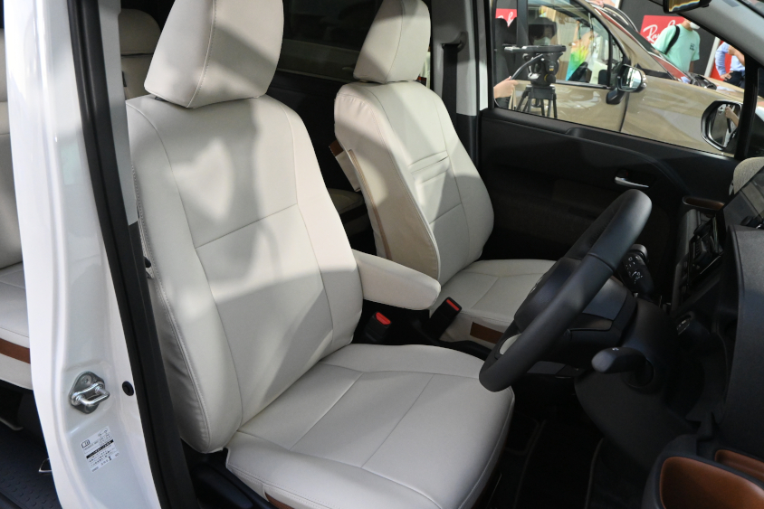 新型シエンタのFUN FUN シートカバー（フロマージュ）を付けたフロントシート