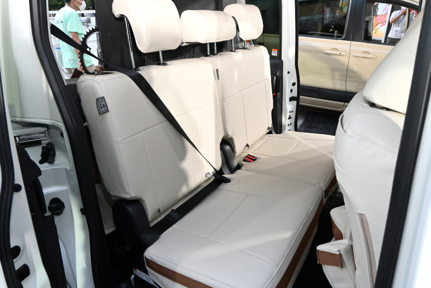 新型シエンタのFUN FUN シートカバー（フロマージュ）を付けた2列目シート